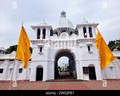 Des drapeaux décorent l'entrée du Musée d'État d'Agartala. Musée du gouvernement de Tripura ou le Musée d'État de Tripura, est un musée multiculturel mettant l'accent sur l'art et l'artisanat de l'état de Tripura créé au palais d'Ujjayanta en 2013. Le musée abrite une collection rare et exclusive d'objets archéologiques ; sculptures, terre cuite, images de bronze, pièces de monnaie du Royaume de Tripuri, peintures et autres objets historiques qui sont fouillés des autres lieux historiques de Tripura.Tripura. Inde. Banque D'Images