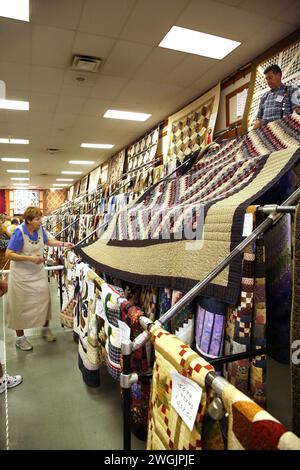 Vente aux enchères de courtepointes faites à la main au festival folklorique de Kutztown. Banque D'Images