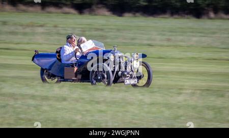 Old Warden, Royaume-Uni - 2 octobre 2022 : voiture ancienne, Morgan Aero (1926), conduite à grande vitesse le long d'une piste en herbe Banque D'Images