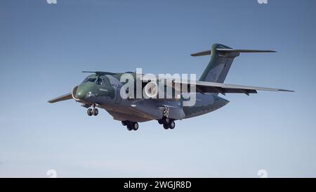 Fairford, Royaume-Uni - 14 juillet 2022 : avion de transport militaire brésilien Embraer KC-390 atterrissant à l'aérodrome Banque D'Images