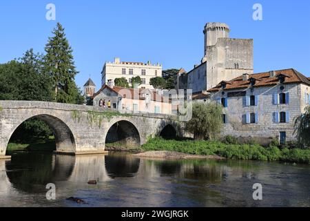 Le village de Bourdeilles, ses deux châteaux (moyen âge et Renaissance) est traversé par la Dronne. Bourdeilles était le siège de l'un des quatre Banque D'Images