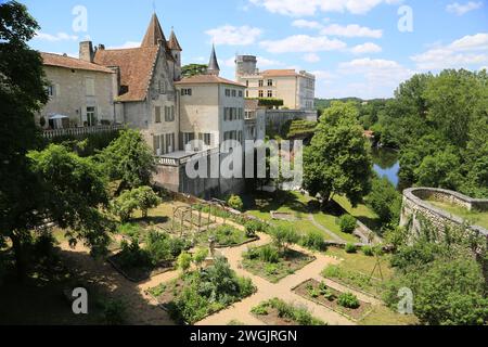 Le village de Bourdeilles, ses deux châteaux (moyen âge et Renaissance) est traversé par la Dronne. Bourdeilles était le siège de l'un des quatre Banque D'Images