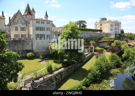 Le village de Bourdeilles, ses deux châteaux (moyen âge et Renaissance) est traversé par la Dronne. Bourdeilles était le siège de l'un des quatre Banque D'Images