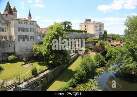 Le village de Bourdeilles, ses deux châteaux (moyen âge et Renaissance) est traversé par la Dronne. Bourdeilles était le siège de l'un des quatre Banque D'Images