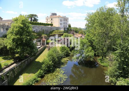 Le village de Bourdeilles, ses deux châteaux (moyen âge et Renaissance) est traversé par la Dronne. Bourdeilles était le siège de l'un des quatre Banque D'Images