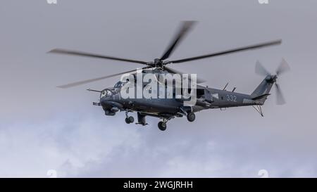 Fairford, Royaume-Uni - 14 juillet 2022 : un hélicoptère d'attaque russe Mil-24V Hind approche de la piste pour atterrir Banque D'Images