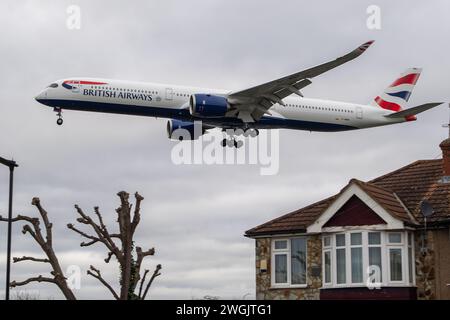 Hounslow, Royaume-Uni. 5 février 2024. Un Airbus A350-1041 de British Airways atterrissant à Londres Heathrow. The Independent a rapporté que British Airways a "annoncé un remaniement majeur de son programme de fidélité Executive Club en basculant tous les clients vers une année d'adhésion fixe à partir de 2025. Il supprime l'une des grandes complexités du programme en alignant l'année de collecte des points de niveau, qui déterminent le statut or, argent ou bronze, sur une année civile commune, qui s'étendra du 1er avril au 31 mars. Crédit : Maureen McLean/Alamy Banque D'Images