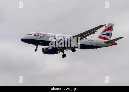 Hounslow, Royaume-Uni. 5 février 2024. Un Airbus A319-131 de British Airways atterrissant à Londres Heathrow. The Independent a rapporté que British Airways a "annoncé un remaniement majeur de son programme de fidélité Executive Club en basculant tous les clients vers une année d'adhésion fixe à partir de 2025. Il supprime l'une des grandes complexités du programme en alignant l'année de collecte des points de niveau, qui déterminent le statut or, argent ou bronze, sur une année civile commune, qui s'étendra du 1er avril au 31 mars. Crédit : Maureen McLean/Alamy Banque D'Images