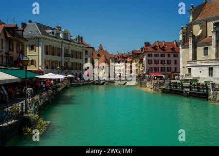 Annecy, France - 14 juin 2021 : ville alpine historique avec maisons traditionnelles et lac d'Annecy, destination touristique populaire Banque D'Images