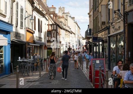 Beaune, Bourgogne, France - 12 juin 2021 : capitale bourguignonne ville historique Beaune avec de nombreux restaurants, bars et caves avec dégustation de vin Banque D'Images