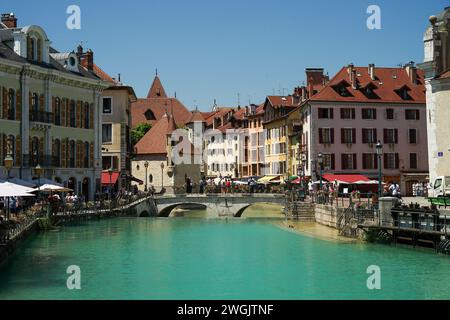 Annecy, France - 14 juin 2021 : ville alpine historique avec maisons traditionnelles et lac d'Annecy, destination touristique populaire Banque D'Images