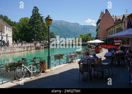Annecy, France - 14 juin 2021 : ville alpine historique avec maisons traditionnelles et lac d'Annecy, destination touristique populaire Banque D'Images