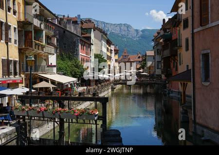 Annecy, France - 14 juin 2021 : ville alpine historique avec restaurants et boutiques au-dessus du canal Thiou, destination touristique populaire Banque D'Images