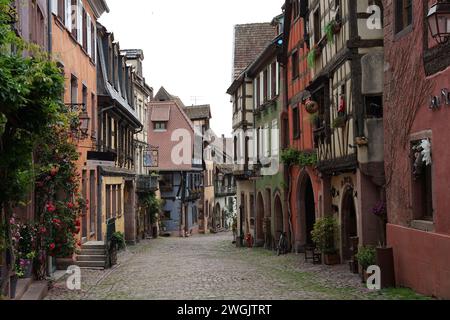 Riquewihr, Alsace, France - 10 juin 2021 : centre-ville historique avec de vieilles maisons à colombages colorées, destination touristique populaire Banque D'Images