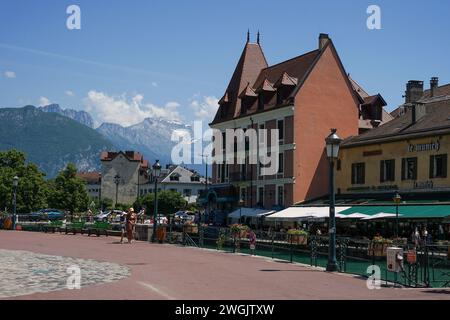 Annecy, France - 14 juin 2021 : ville alpine historique avec maisons traditionnelles et lac d'Annecy, destination touristique populaire Banque D'Images