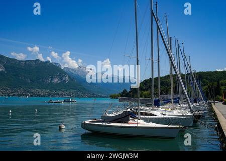 Annecy, France - 14 juin 2021 : lac alpin d'Annecy avec yacht et port de voiliers Banque D'Images