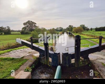 Glisser le long du canal Llangollen à travers la vallée de la Dee dans le nord du pays de Galles dans un bateau étroit à fond plat à une vitesse maximale de 4 miles / heure est l'une des vacances les plus relaxantes et mémorables. L'aqueduc est l'un des plus grands exploits d'ingénierie sur le réseau de canaux et un bateau étroit, (un engin spécialisé pour opérer sur les canaux étroits d'Angleterre, d'Écosse et du pays de Galles) est la meilleure façon de le naviguer. Une section de 18 km du canal allant du pont Gledrid près de Rhoswiel aux chutes Horseshoe, qui comprend l'aqueduc de Chirk et l'aqueduc de Pontcysyllte, a été déclarée patrimoine mondial S. Banque D'Images