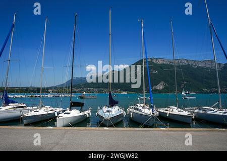 Annecy, France - 14 juin 2021 : lac alpin d'Annecy avec yacht et port de voiliers Banque D'Images