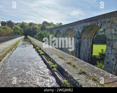 Glisser le long du canal Llangollen à travers la vallée de la Dee dans le nord du pays de Galles dans un bateau étroit à fond plat à une vitesse maximale de 4 miles / heure est l'une des vacances les plus relaxantes et mémorables. L'aqueduc est l'un des plus grands exploits d'ingénierie sur le réseau de canaux et un bateau étroit, (un engin spécialisé pour opérer sur les canaux étroits d'Angleterre, d'Écosse et du pays de Galles) est la meilleure façon de le naviguer. Une section de 18 km du canal allant du pont Gledrid près de Rhoswiel aux chutes Horseshoe, qui comprend l'aqueduc de Chirk et l'aqueduc de Pontcysyllte, a été déclarée patrimoine mondial S. Banque D'Images