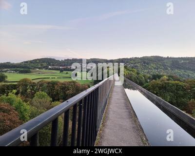 Glisser le long du canal Llangollen à travers la vallée de la Dee dans le nord du pays de Galles dans un bateau étroit à fond plat à une vitesse maximale de 4 miles / heure est l'une des vacances les plus relaxantes et mémorables. L'aqueduc est l'un des plus grands exploits d'ingénierie sur le réseau de canaux et un bateau étroit, (un engin spécialisé pour opérer sur les canaux étroits d'Angleterre, d'Écosse et du pays de Galles) est la meilleure façon de le naviguer. Une section de 18 km du canal allant du pont Gledrid près de Rhoswiel aux chutes Horseshoe, qui comprend l'aqueduc de Chirk et l'aqueduc de Pontcysyllte, a été déclarée patrimoine mondial S. Banque D'Images