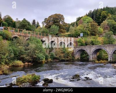 Glisser le long du canal Llangollen à travers la vallée de la Dee dans le nord du pays de Galles dans un bateau étroit à fond plat à une vitesse maximale de 4 miles / heure est l'une des vacances les plus relaxantes et mémorables. L'aqueduc est l'un des plus grands exploits d'ingénierie sur le réseau de canaux et un bateau étroit, (un engin spécialisé pour opérer sur les canaux étroits d'Angleterre, d'Écosse et du pays de Galles) est la meilleure façon de le naviguer. Une section de 18 km du canal allant du pont Gledrid près de Rhoswiel aux chutes Horseshoe, qui comprend l'aqueduc de Chirk et l'aqueduc de Pontcysyllte, a été déclarée patrimoine mondial S. Banque D'Images