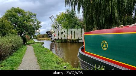 Glisser le long du canal Llangollen à travers la vallée de la Dee dans le nord du pays de Galles dans un bateau étroit à fond plat à une vitesse maximale de 4 miles / heure est l'une des vacances les plus relaxantes et mémorables. L'aqueduc est l'un des plus grands exploits d'ingénierie sur le réseau de canaux et un bateau étroit, (un engin spécialisé pour opérer sur les canaux étroits d'Angleterre, d'Écosse et du pays de Galles) est la meilleure façon de le naviguer. Une section de 18 km du canal allant du pont Gledrid près de Rhoswiel aux chutes Horseshoe, qui comprend l'aqueduc de Chirk et l'aqueduc de Pontcysyllte, a été déclarée patrimoine mondial S. Banque D'Images