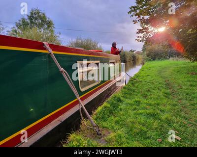 Glisser le long du canal Llangollen à travers la vallée de la Dee dans le nord du pays de Galles dans un bateau étroit à fond plat à une vitesse maximale de 4 miles / heure est l'une des vacances les plus relaxantes et mémorables. L'aqueduc est l'un des plus grands exploits d'ingénierie sur le réseau de canaux et un bateau étroit, (un engin spécialisé pour opérer sur les canaux étroits d'Angleterre, d'Écosse et du pays de Galles) est la meilleure façon de le naviguer. Une section de 18 km du canal allant du pont Gledrid près de Rhoswiel aux chutes Horseshoe, qui comprend l'aqueduc de Chirk et l'aqueduc de Pontcysyllte, a été déclarée patrimoine mondial S. Banque D'Images