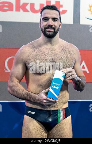 Andrea Fondelli, de l'Italie, joueuse du match de water-polo masculin opposant l'équipe Italie (casquettes blanches) et l'équipe Kazakhstan (casquettes bleues) lors des 21es Championnats du monde de natation au Dôme Aspire à Doha (Qatar), le 5 février 2024. Banque D'Images