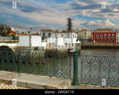 Tavira avec vue sur le pont médiéval sur la rivière Gilao, Algarve, Portugal Banque D'Images