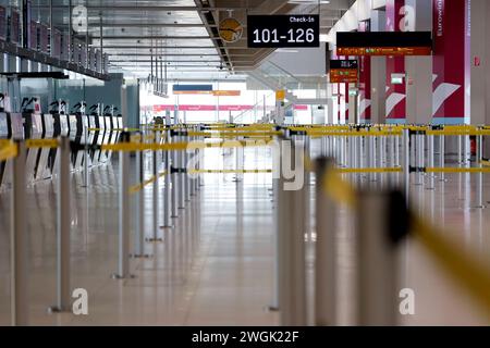 AM Flughafen Köln/Bonn werden viele Flüge annulliert oder umgeleitet. Die Gewerkschaft Verdi Hat die Belegschaften der privaten Sicherheitsunternehmen an Elf Flughäfen zu einem ganztägigen Warnstreik aufgerufen. Themenbild, Symbolbild Köln, 01.02.2024 NRW Deutschland *** de nombreux vols sont annulés ou détournés à l'aéroport de Cologne Bonn le syndicat Verdi a appelé le personnel des sociétés de sécurité privées de onze aéroports à faire une grève d'avertissement d'une journée image thème, image symbolique Cologne, 01 02 2024 NRW Allemagne Copyright : xChristophxHardtx Banque D'Images