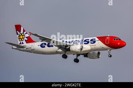 Edelweiss Air Ein Airbus A320-214 von Edelweiss Air befindet sich im Landeanflug auf den Flughafen Zürich. Enregistrement HB-IHX. Zürich, Schweiz, 14.01.2024 *** Edelweiss Air un Edelweiss Air Airbus A320 214 est en approche de l'aéroport de Zurich immatriculé HB IHX Zurich, Suisse, 14 01 2024 Banque D'Images