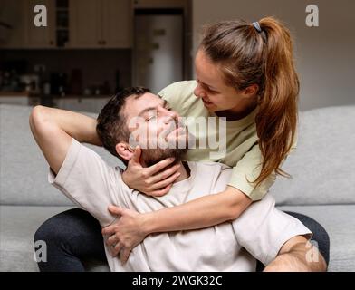 Couple hétérosexuel caucasien amoureux. Mode de vie domestique d'un couple heureux de jeunes adultes. Banque D'Images