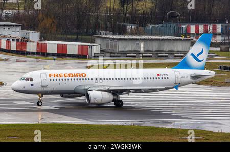 Ein Airbus A320-232 von der türkischen Fluggsellschaft Freebird Airlines wartet auf Startbahn 28 des Flughafen Zürich auf die Startfreigabe vom Kontro Banque D'Images