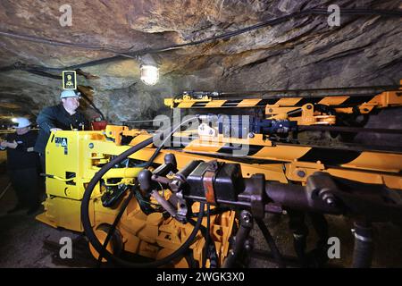 Besucherbergwerk ÂMarkus-Röhling-Stolln in Annaberg-Buchholz nimmt Bohrwagen in Betrieb Annaberg-B./Heute Montag, 5. Februar 2024 wurde ein grundhaft erneuerter Bohrwagen im Besucherbergwerk ÂMarkus-Röhling-Stolln in Annaberg-Buchholz wieder in Betrieb Genommen. Nach über 20 Jahren funktionsfähiger Vorführung BEI den Besucherführungen, musste die Maschine grundhaft überholt werden und kehrt jetzt wieder in das Besucherbergwerk zurück. Damit konnte die historische Bergbautechnik restauriert und nachhaltig gesichert werden. Somit wird auch ein Stück Welterbe in der Region wieder erlebbar und die Banque D'Images