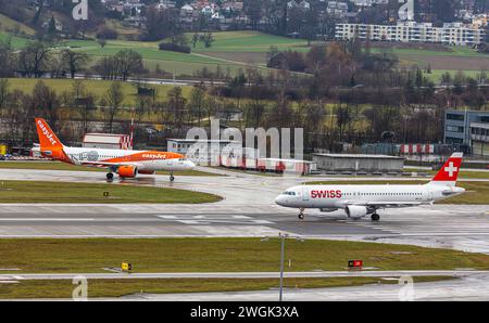 Ein Airbus A320-251N von EasyJet wartet bis er auf die Startbahn rollen kann. Enregistrement HB-AYO. Davor wartet ein Airbus A320-214 von Swiss Internat Banque D'Images