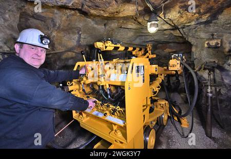 Besucherbergwerk ÂMarkus-Röhling-Stolln in Annaberg-Buchholz nimmt Bohrwagen in Betrieb Annaberg-B./Heute Montag, 5. Februar 2024 wurde ein grundhaft erneuerter Bohrwagen im Besucherbergwerk ÂMarkus-Röhling-Stolln in Annaberg-Buchholz wieder in Betrieb Genommen. Nach über 20 Jahren funktionsfähiger Vorführung BEI den Besucherführungen, musste die Maschine grundhaft überholt werden und kehrt jetzt wieder in das Besucherbergwerk zurück. Damit konnte die historische Bergbautechnik restauriert und nachhaltig gesichert werden. Somit wird auch ein Stück Welterbe in der Region wieder erlebbar und die Banque D'Images