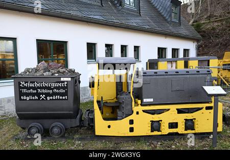 Besucherbergwerk ÂMarkus-Röhling-Stolln in Annaberg-Buchholz nimmt Bohrwagen in Betrieb Annaberg-B./Heute Montag, 5. Februar 2024 wurde ein grundhaft erneuerter Bohrwagen im Besucherbergwerk ÂMarkus-Röhling-Stolln in Annaberg-Buchholz wieder in Betrieb Genommen. Nach über 20 Jahren funktionsfähiger Vorführung BEI den Besucherführungen musste die Maschine grundhaft überholt werden und kehrt jetzt wieder in das Besucherbergwerk zurück. Damit konnte die historische Bergbautechnik restauriert und nachhaltig gesichert werden. Somit wird auch ein Stück Welterbe in der Region wieder erlebbar und die Banque D'Images