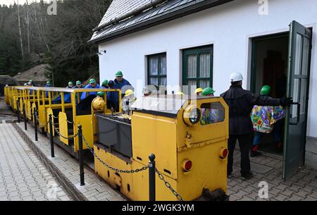 Besucherbergwerk ÂMarkus-Röhling-Stolln in Annaberg-Buchholz nimmt Bohrwagen in Betrieb Annaberg-B./Heute Montag, 5. Februar 2024 wurde ein grundhaft erneuerter Bohrwagen im Besucherbergwerk ÂMarkus-Röhling-Stolln in Annaberg-Buchholz wieder in Betrieb Genommen. Nach über 20 Jahren funktionsfähiger Vorführung BEI den Besucherführungen musste die Maschine grundhaft überholt werden und kehrt jetzt wieder in das Besucherbergwerk zurück. Damit konnte die historische Bergbautechnik restauriert und nachhaltig gesichert werden. Somit wird auch ein Stück Welterbe in der Region wieder erlebbar und die Banque D'Images