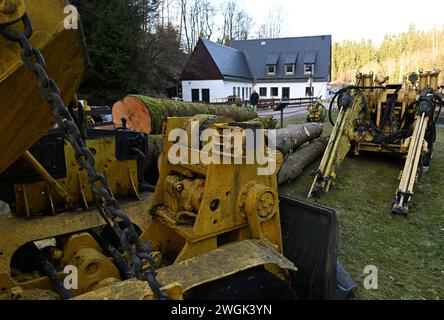 Besucherbergwerk ÂMarkus-Röhling-Stolln in Annaberg-Buchholz nimmt Bohrwagen in Betrieb Annaberg-B./Heute Montag, 5. Februar 2024 wurde ein grundhaft erneuerter Bohrwagen im Besucherbergwerk ÂMarkus-Röhling-Stolln in Annaberg-Buchholz wieder in Betrieb Genommen. Nach über 20 Jahren funktionsfähiger Vorführung BEI den Besucherführungen musste die Maschine grundhaft überholt werden und kehrt jetzt wieder in das Besucherbergwerk zurück. Damit konnte die historische Bergbautechnik restauriert und nachhaltig gesichert werden. Somit wird auch ein Stück Welterbe in der Region wieder erlebbar und die Banque D'Images