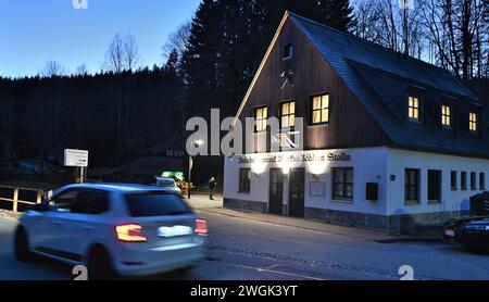 Besucherbergwerk ÂMarkus-Röhling-Stolln in Annaberg-Buchholz nimmt Bohrwagen in Betrieb Annaberg-B./Heute Montag, 5. Februar 2024 wurde ein grundhaft erneuerter Bohrwagen im Besucherbergwerk ÂMarkus-Röhling-Stolln in Annaberg-Buchholz wieder in Betrieb Genommen. Nach über 20 Jahren funktionsfähiger Vorführung BEI den Besucherführungen musste die Maschine grundhaft überholt werden und kehrt jetzt wieder in das Besucherbergwerk zurück. Damit konnte die historische Bergbautechnik restauriert und nachhaltig gesichert werden. Somit wird auch ein Stück Welterbe in der Region wieder erlebbar und die Banque D'Images