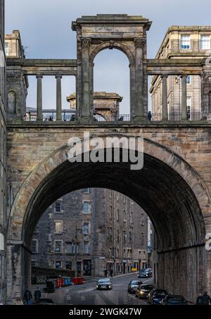 Vue de l'arche de Regent Bridge, Édimbourg, Écosse, Royaume-Uni Banque D'Images