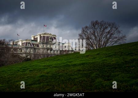 Le drapeau américain survole le bâtiment du bureau exécutif d'Eisenhower, vendredi 26 janvier 2024, à la Maison Blanche. (Photo officielle de la Maison Blanche par Carlos Fyfe) Banque D'Images