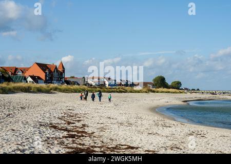 Ostseeküste, Deutschland, Okt. 2022 Sonniger Herbsstag an der Ostseeküste Strandwanderer am feinen Sandstrand Banque D'Images