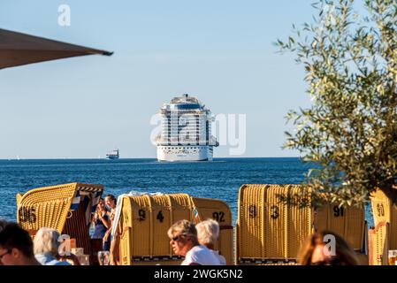 Strand von Heigkendorf an der Kieler Förde das Kreuzfahrtschiff AIDA nova fährt vorbei im Vordergrund eine Badeinsel mit Jugendlichen Banque D'Images