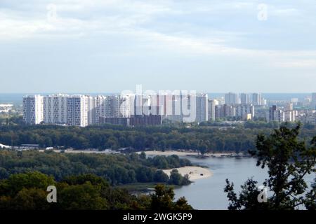 Vue sur une ville avec de grands bâtiments blancs de l'autre côté et la surface lisse de la rivière. Banque D'Images