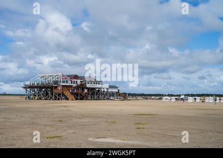 Nordseestrand mit Strandkörben und Pfahlbauten am sonnigen Strand von réunies Peter Ording im Sommer Banque D'Images