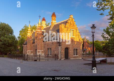 Sashuis, écluse, au coucher du soleil, sur le lac Minnewater à Bruges, Belgique Banque D'Images