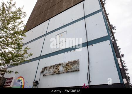 Londres, Royaume-Uni. 27 avril 2023. Les mots « J'avais Un rêve » sont représentés à l'extrémité d'un immeuble de Wendover au domaine d'Aylesbury à Walworth. Le domaine d'Aylesbury, conçu par l'architecte Hans Peter 'Felix' Trenton et construit entre 1963 et 1977, était l'un des plus grands ensembles de logements publics en Europe. Il a été soumis à un processus de régénération progressive de 20 ans depuis 2005, lorsque le quartier londonien de Southwark a opté pour la démolition et le réaménagement plutôt que pour la rénovation. Crédit : Mark Kerrison/Alamy Live News Banque D'Images