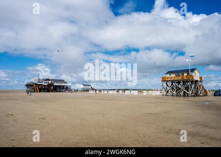 Nordseestrand mit Strandkörben und Pfahlbauten am sonnigen Strand von réunies Peter Ording im Sommer *** plage de la mer du Nord avec chaises longues et habitations sur la plage ensoleillée de St Peter Ording en été Banque D'Images