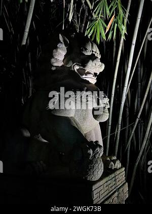 Singapour, le 26 janvier 2024. Statue gardienne du lion à Marina Sands Bay, éclairage spectaculaire. Banque D'Images